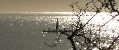 Une pirogue la nuit sur le lagon de Salary